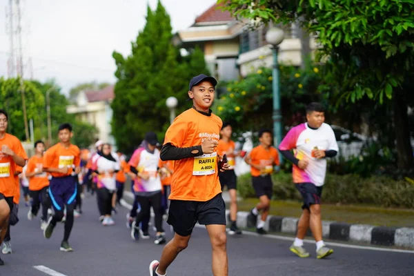 Magelang Endonezya Maraton Yarışı Insanlar Kilometre Uzaklıktaki Şehir Yollarına Ayak — Stok fotoğraf