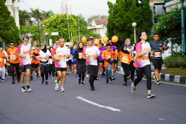 Magelang Endonezya Maraton Yarışı Insanlar Kilometre Uzaklıktaki Şehir Yollarına Ayak — Stok fotoğraf