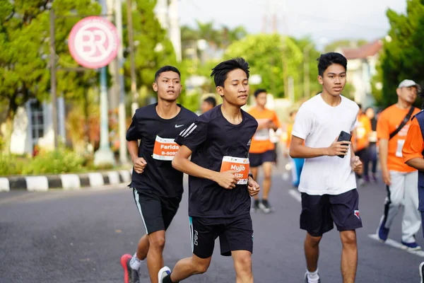 Magelang Endonezya Maraton Yarışı Insanlar Kilometre Uzaklıktaki Şehir Yollarına Ayak — Stok fotoğraf