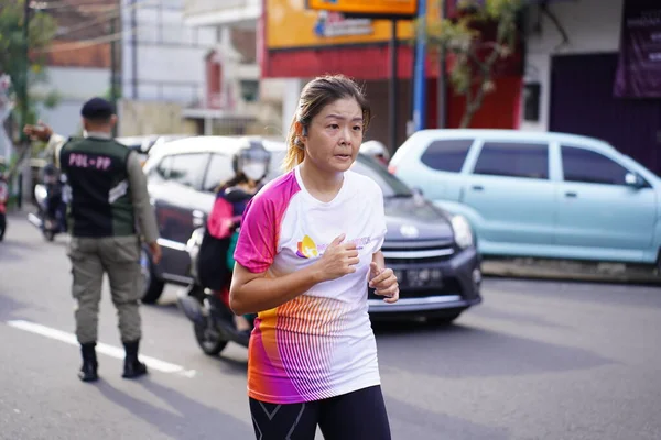 Corrida Maratona Magelang Indonésia Pessoas Puseram Pés Nas Estradas Cidade — Fotografia de Stock