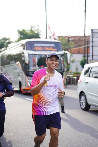 Carrera Maratón Magelang Indonesia Gente Pone Pie Las Carreteras Ciudad —  Fotos de Stock