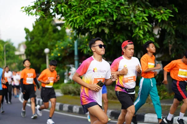 Carrera Maratón Magelang Indonesia Gente Pone Pie Las Carreteras Ciudad Imagen De Stock