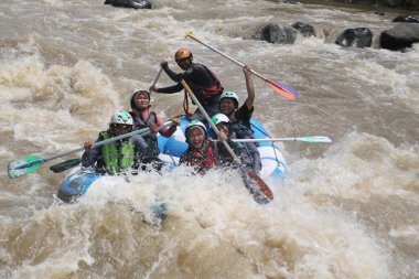 Elo nehrinde rafting yapmaktan keyif alan mutlu ve gergin ifadeler, konum yeni başlayanlar için uygundur. : MAGELANG, Endonezya - 12 Ocak 2020
