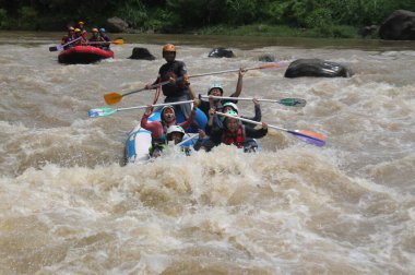 Elo nehrinde rafting yapmaktan keyif alan mutlu ve gergin ifadeler, konum yeni başlayanlar için uygundur. : MAGELANG, Endonezya - 12 Ocak 2020