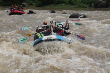 Elo nehrinde rafting yapmaktan keyif alan mutlu ve gergin ifadeler, konum yeni başlayanlar için uygundur. : MAGELANG, Endonezya - 12 Ocak 2020