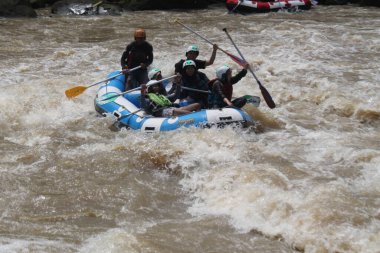 Elo nehrinde rafting yapmaktan keyif alan mutlu ve gergin ifadeler, konum yeni başlayanlar için uygundur. : MAGELANG, Endonezya - 12 Ocak 2020