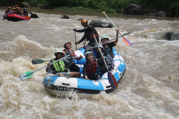 Expresiones Felices Tensas Disfrutando Del Deporte Extremo Del Rafting Río — Foto de Stock
