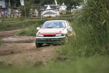 YOGYAKARTA, INDONEZYA - 16 Ekim 2022: Yarışçılar King 's Cup Sprint Rallisi Jogja