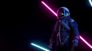 Uzay giysili astronot lazer ışınları arasında. Geleceğe yönelik bir geçmiş. döngü 3d video