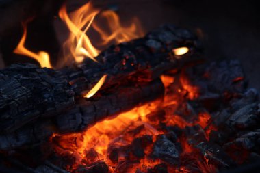 Barbeküde yanan mangal mangalı yakın plan fotoğraf. Dışarıda yemek pişirmek. Ateşin güzel alevleri. 