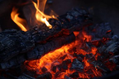 Barbeküde yanan mangal mangalı yakın plan fotoğraf. Dışarıda yemek pişirmek. Ateşin güzel alevleri. 