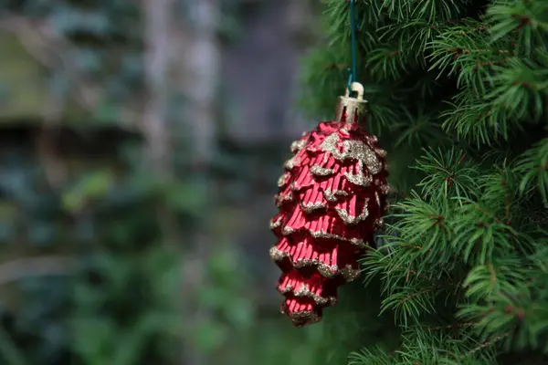 Piñón Rojo Juguete Navidad Sobre Abeto Fondo Verde Con Espacio — Foto de Stock