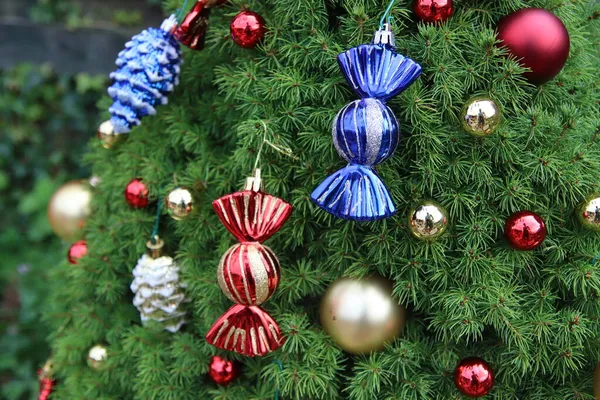 Nahaufnahme Foto Von Schönen Tannenbaum Mit Verschiedenen Arten Von Weihnachtskugeln — Stockfoto