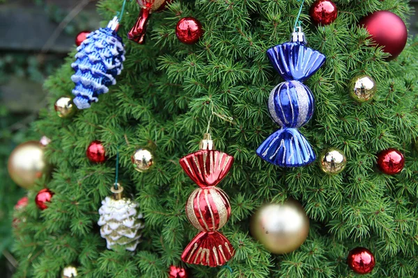 Nahaufnahme Foto Von Schönen Tannenbaum Mit Verschiedenen Arten Von Weihnachtskugeln — Stockfoto