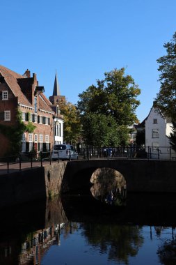 Güzel kanal manzarası. Klasik Hollanda mimarisi, sonbahar ağaçları, su yansımaları. Hollanda 'da sonbahar sezonu. Amersfoort şehir görüntüsü. 