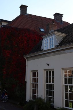 Amersfoort caddelerinde güzel bir mimari. Klasik Hollanda binaları kapanıyor. Amersfoort, Hollanda 