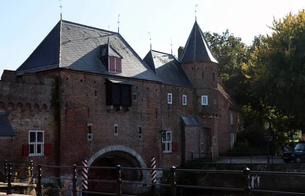 Středověká Brána Holandském Městě Amersfoort Klasická Architektura Nizozemska Fotografie Podzimního — Stock fotografie