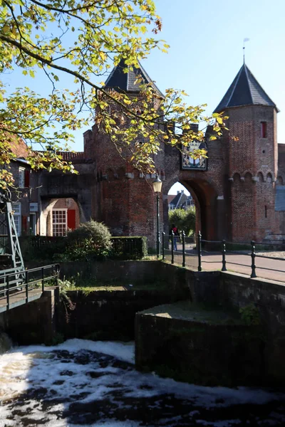 Středověká Brána Holandském Městě Amersfoort Klasická Architektura Nizozemska Fotografie Podzimního — Stock fotografie