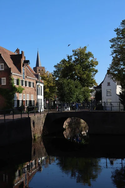 Прекрасний Вид Вулицю Амерсфорт Нідерланди Класичну Голландську Архітектуру Канал Водяні — стокове фото