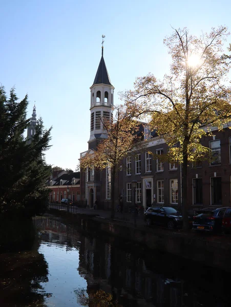 美しい運河の景色 古典的なオランダの建築 秋の木 水の反射 オランダでは秋 アメリカの街の景色 — ストック写真