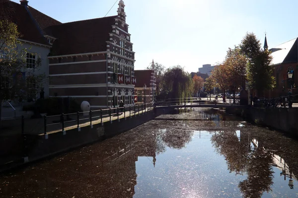 Güzel Kanal Manzarası Klasik Hollanda Mimarisi Sonbahar Ağaçları Yansımaları Hollanda — Stok fotoğraf