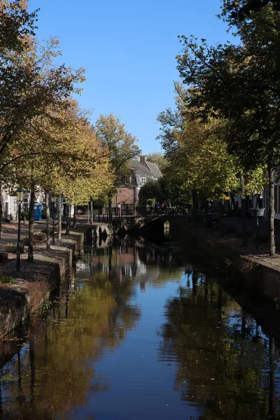 Güzel Kanal Manzarası Klasik Hollanda Mimarisi Sonbahar Ağaçları Yansımaları Hollanda — Stok fotoğraf