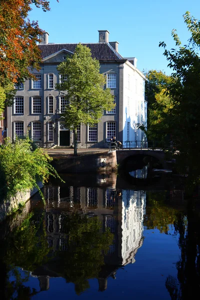 Stagione Autunnale Una Città Alberi Autunnali Edifici Sul Canale Riflessi — Foto Stock