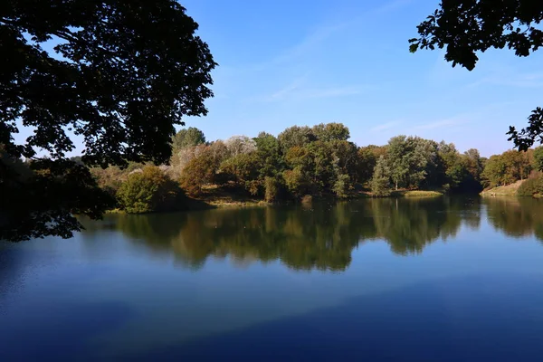 Schöner See Einem Park Ruhiges Blaues Wasser Große Grüne Bäume — Stockfoto