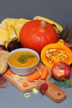 Kremalı kabak çorbası, balkabağı, elma, bebek havuç, pırasa ve kırmızı soğan. Sonbahar yemeklerinin en üst görüntüsü. Dengeli diyet kavramı. 