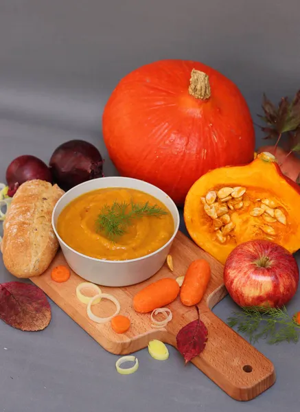 Stillleben Foto Mit Kürbis Roten Äpfeln Herbstblättern Zwiebeln Karotten Frischem — Stockfoto