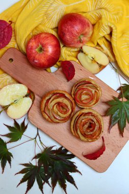 Elmalı kekler masada. Tarçınlı, ballı ve elmalı tatlı ev yapımı tartların yakın çekimi. Sonbahar tatlıları fikirler sunar.. 