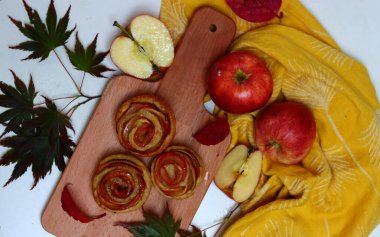 Elmalı kekler masada. Tarçınlı, ballı ve elmalı tatlı ev yapımı tartların yakın çekimi. Sonbahar tatlıları fikirler sunar.. 