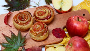 Apple Rose Cupcakes 'in üst görüntü fotoğrafı. Masada taze pişmiş elmalı turtalar. Sonbahar tatlı fikirleri. 