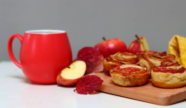 Küçük elmalı kekler üst manzara fotoğrafı. Kırmızı elmalı, ballı ve tarçınlı turtalar. Sonbahar yemekleri.. 