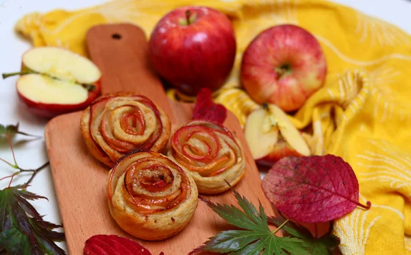 Des Gâteaux Aux Pommes Sur Une Table Photo Rapprochée Tartes — Photo