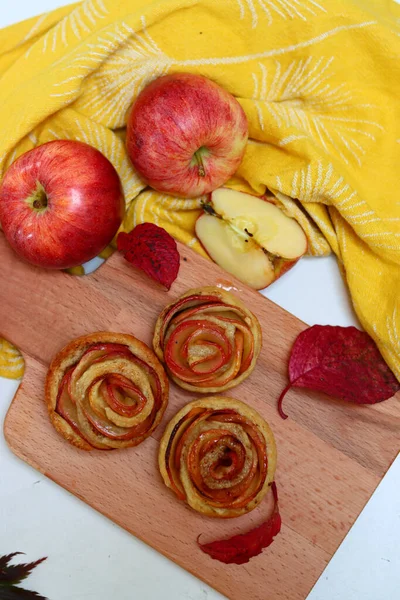 Apfelkuchen Auf Einem Tisch Nahaufnahme Foto Von Süßen Hausgemachten Torten — Stockfoto