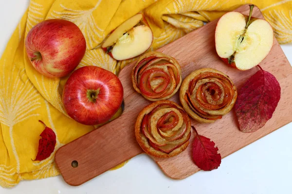 Apfelkuchen Auf Einem Tisch Nahaufnahme Foto Von Süßen Hausgemachten Torten — Stockfoto