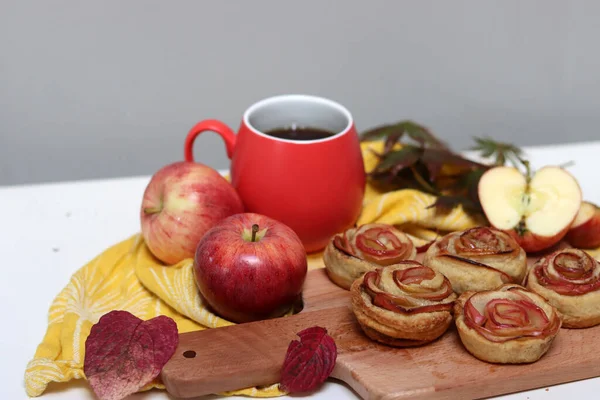 Tasse Schwarzer Tee Rote Äpfel Und Süßes Gebäck Auf Einem — Stockfoto