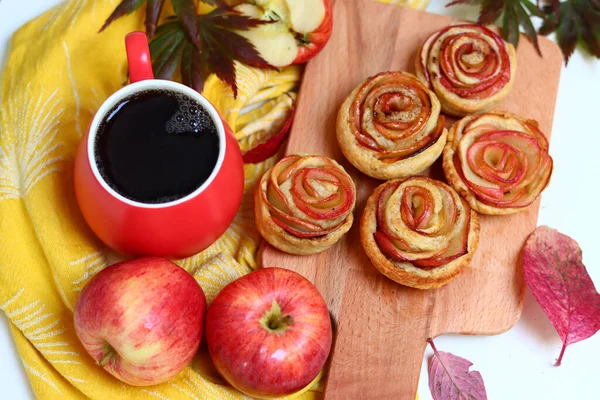 Tasse Schwarzer Tee Rote Äpfel Und Süßes Gebäck Auf Einem — Stockfoto