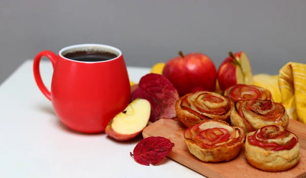 Kleine Apfelkuchen Von Oben Rosenförmige Torten Mit Roten Äpfeln Honig — Stockfoto