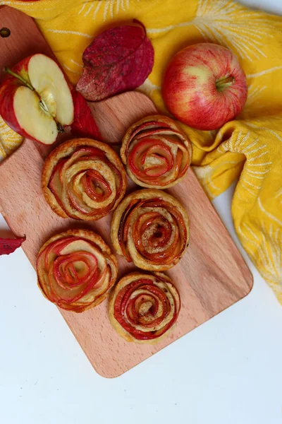 Stillleben Mit Apfelkuchen Roten Blättern Und Gelbem Küchentuch Auf Einem — Stockfoto