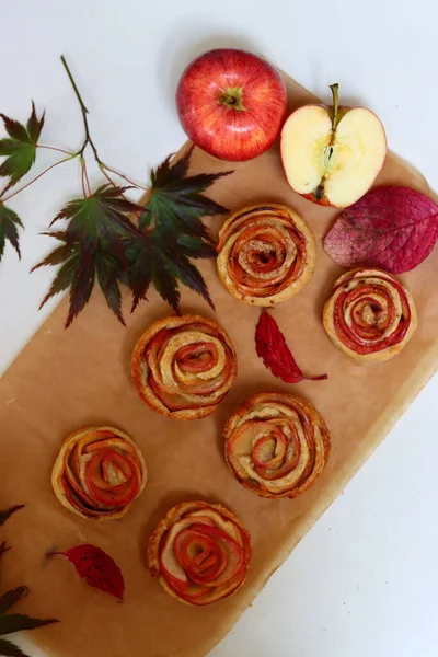 Маленькие Яблочные Кексы Вид Сверху Фото Пироги Форме Розы Красными — стоковое фото