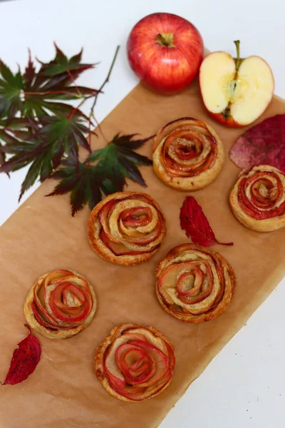 Kleine Apfelkuchen Von Oben Rosenförmige Torten Mit Roten Äpfeln Honig — Stockfoto
