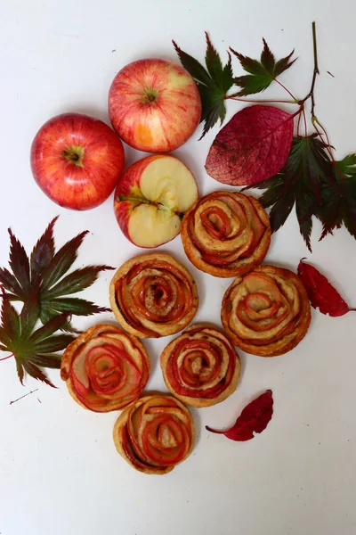 Яблочные Кексы Форме Розы Красные Яблоки Осенние Листья Белом Фоне — стоковое фото