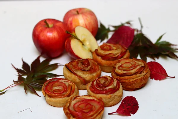 Magdalenas Manzana Forma Rosa Manzanas Rojas Hojas Otoño Sobre Fondo — Foto de Stock