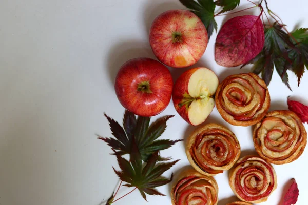 Rosenförmige Apfelkuchen Rote Äpfel Herbstblätter Auf Weißem Hintergrund Foto Von — Stockfoto