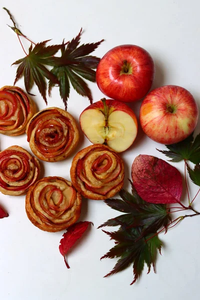 Rosenförmige Apfelkuchen Rote Äpfel Herbstblätter Auf Weißem Hintergrund Foto Von — Stockfoto
