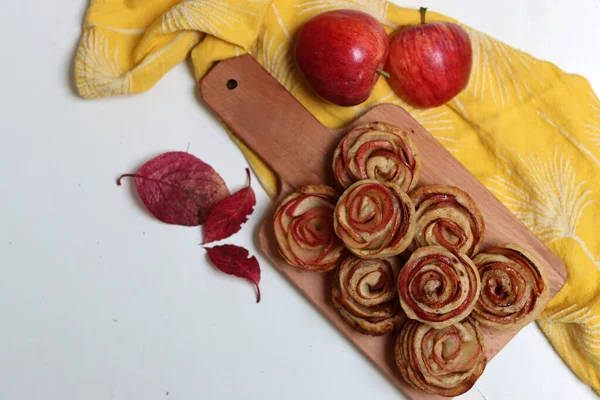 Petites Tartes Aux Pommes Sur Planche Découper Bois Cupcakes Pomme — Photo