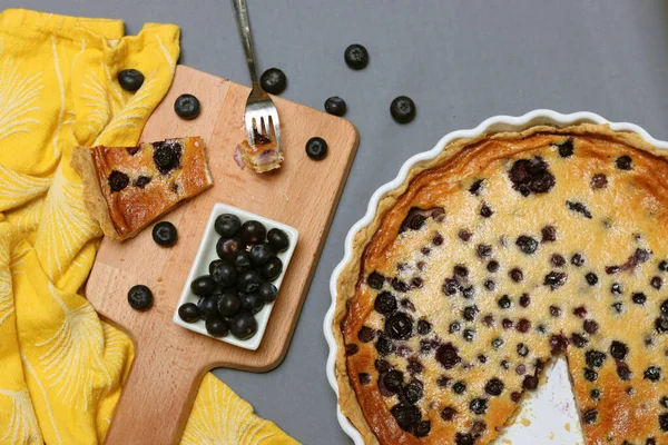 テーブルの上にブルーベリータルト 蜂蜜とブルーベリーと焼きたてのパイの写真を閉じます 砂糖は追加されません 健康的な食事のコンセプト — ストック写真