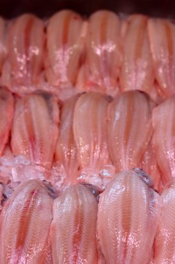 Yerel balık pazarında taze balık. Güzel çiğ balık yakın plan fotoğrafı. Sağlıklı yeme kavramı. 